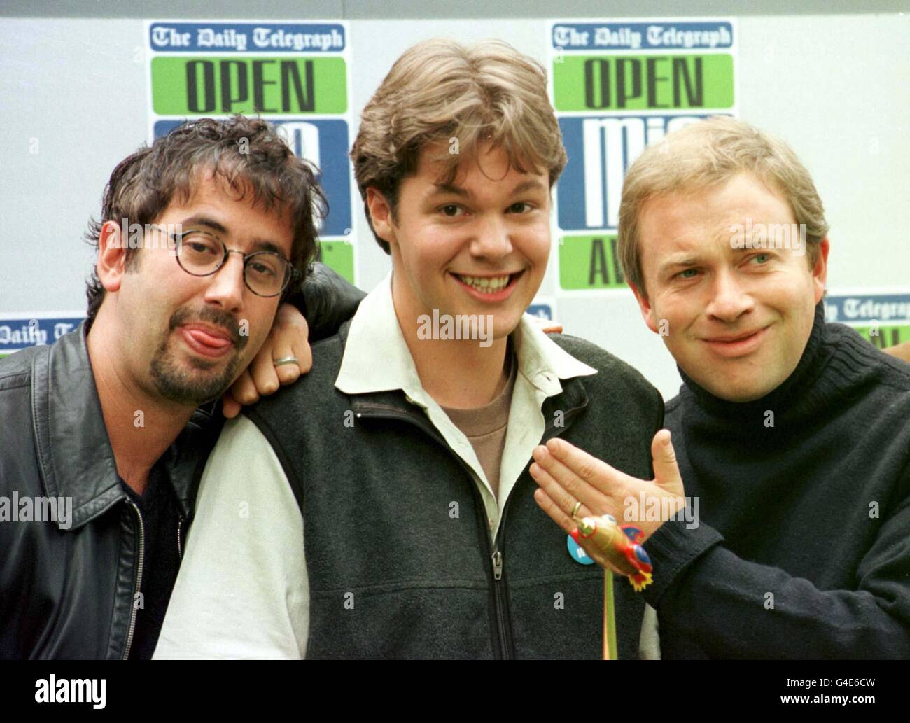 Die Suche nach Großbritanniens größtem Comedy-Talent endete heute (Dienstag), als Marc Haynes aus Pinner`s Edinburgh den Open Mic Award von Harry Enfield (rechts) und David Baddiel (links) überreichte. Foto von David Cepskin/PA. Stockfoto